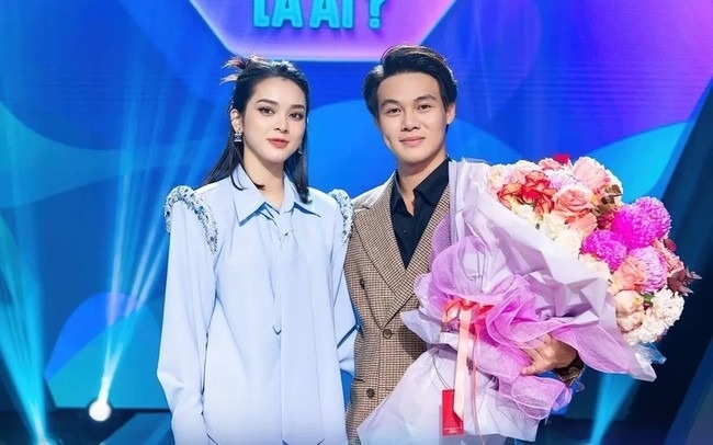  Quỳnh Lương cho biết sang năm sẽ làm đám cưới với bạn trai thiếu gia. Tuy nhiên, về phía Tiến Phát chưa có động thái gì ngoài việc thả icon cười. Tiết lộ trên của Quỳnh Lương đã nhanh chóng thu hút sự quan tâm của khán giả. Kể từ sau khi quen bạn gái, Tiến Phát dần thay đổi cách chi tiêu, không còn "đốt" tiền vào thú chơi xe của mình nữa. Quỳnh Lương chia sẻ: "Trước khi quen mình thì Phát cũng chơi xe nhưng sau khi đến với nhau và biết mình không thích điều đó thì Phát đã dần thay đổi. Bọn mình không phân chia rõ ràng tiền ai nấy tiêu mà tiền mình Phát tiêu còn tài sản của Phát thì Quỳnh Lương giữ". (Theo: Dân Việt)