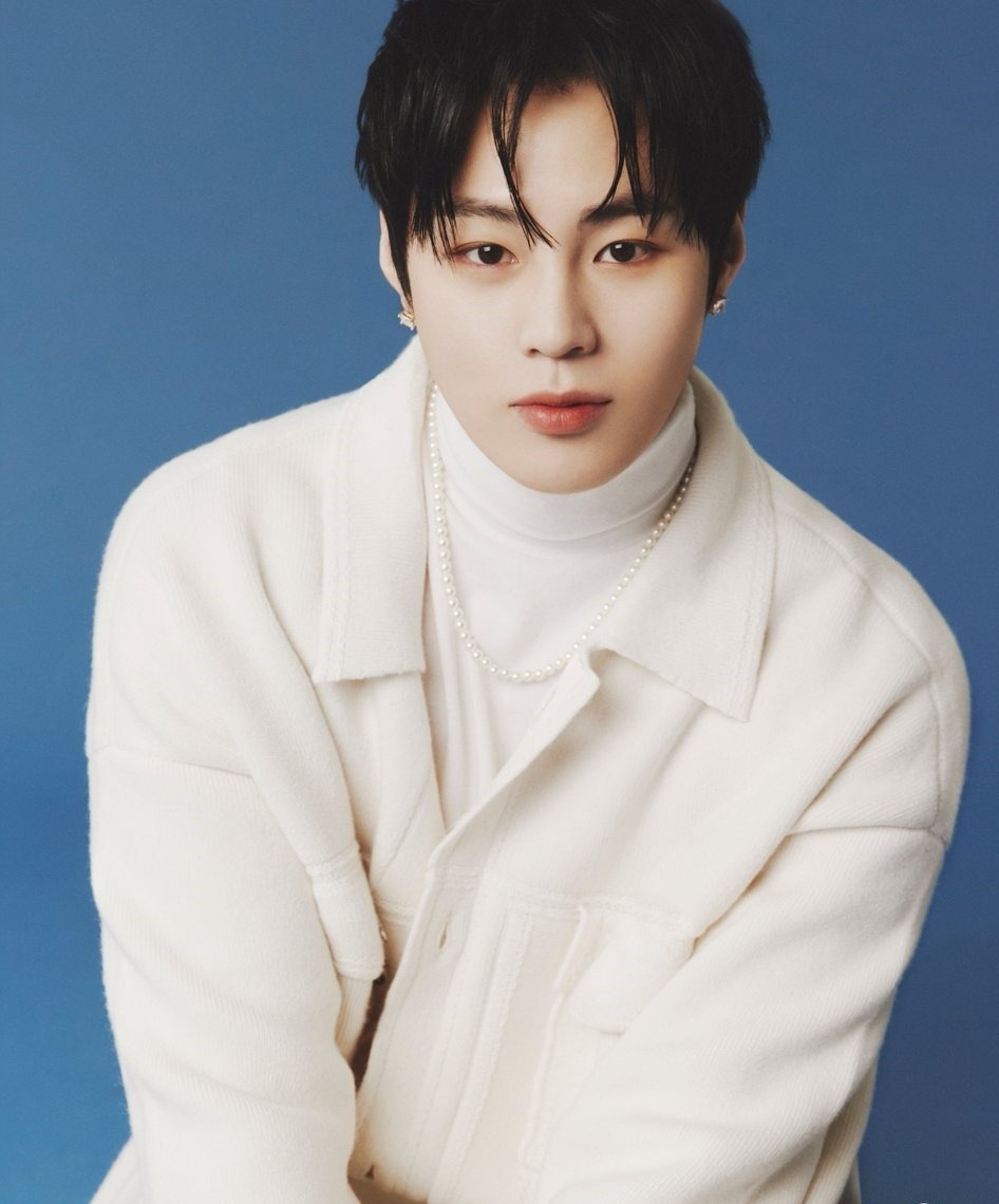 Cựu thành viên Wanna One - Ha Sungwoon bắt đầu thực hiện nghĩa vụ quân sự vào ngày 24/10/2022. Anh sẽ trở lại vào ngày 23/4/2024.