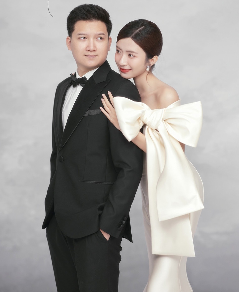 Diễn viên Ngọc Huyền 'Thương ngày nắng về' làm đám cưới ngày 20/1 tới đây tại Hà Nội. Chỉ tới sát ngày kết hôn cô mới công khai về chồng sắp cưới vừa du học ở Mỹ về.  Ông xã Ngọc Huyền có tên Duy Minh, sinh năm 2000, kém Ngọc Huyền 1 tuổi. Được biết, Duy Minh sinh ra trong một gia đình có truyền thống nghệ thuật, là cháu của NSƯT Chí Trung vốn nổi tiếng với chương trình Táo Quân. "Anh ấy là một người đơn giản và chân thành, một người bình thường, không phải đại gia hay thiếu gia và cũng không làm trong giới nghệ thuật. Tôi quyết định kết hôn khi cảm thấy được sự hết mình trong tình yêu mà anh ấy dành cho", diễn viên Ngọc Huyền bày tỏ. (Nguồn: VietNamNet)