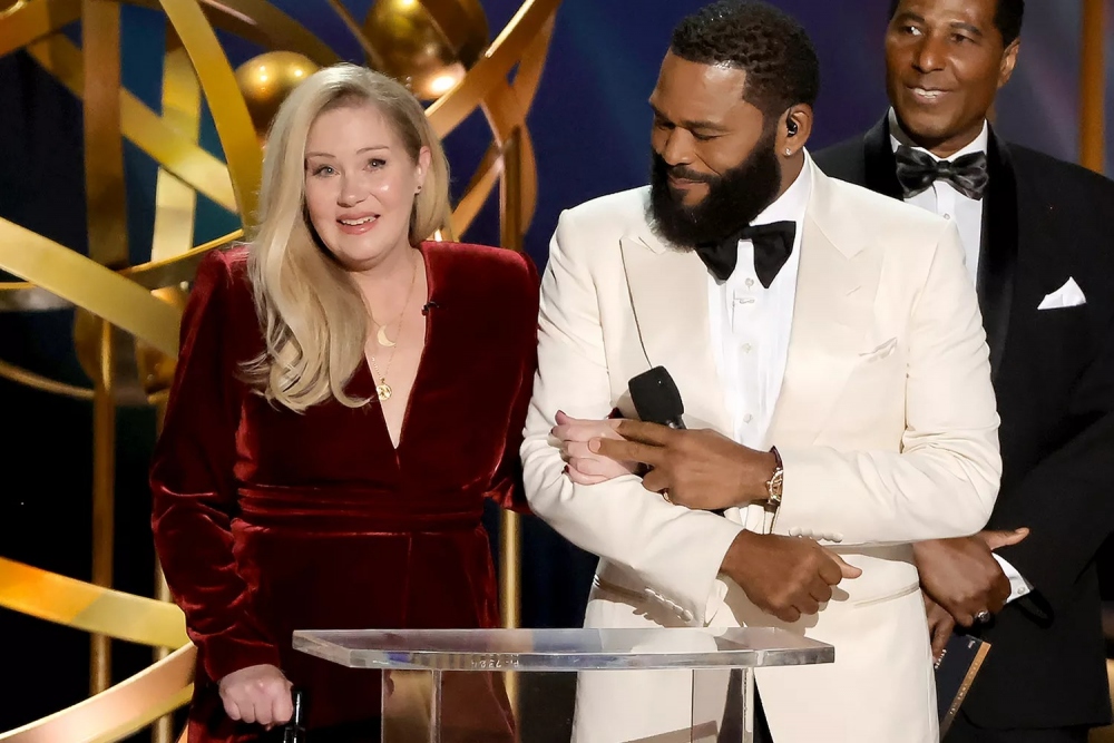 Christina Applegate đã nhận được sự hoan nghênh nhiệt liệt khi cô bước lên sân khấu Emmy để trao giải Nữ diễn viên phụ xuất sắc trong loạt phim hài. Nữ diễn viên được chẩn đoán mắc bệnh đa xơ cứng vào năm 2021, bước ra sân khấu trong bộ váy nhung đỏ và phải chống gậy. "Cảm ơn các bạn rất nhiều", ngôi sao Dead to Me rơi nước mắt trên bục vinh quang khi đứng khoác tay với người dẫn chương trình Anthony Anderson.