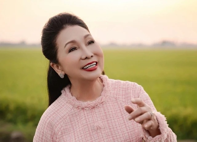 Tạp chí Forbes vừa công bố 50 người phụ nữ trên 50 tuổi ở khu vực châu Á có những đóng góp to lớn, sự ảnh hưởng trên nhiều lĩnh vực như: y học, tài chính, nghệ thuật… Danh sách này có sự xuất hiện của NSND Bạch Tuyết. Trên tạp chí Forbes, NSND Bạch Tuyết được giới thiệu tên đầy đủ là Nguyễn Thị Bạch Tuyết, là nghệ sĩ Việt Nam gắn liền với nghệ thuật cải lương. Bà được phong tặng danh hiệu NSND khi đã ngoài 60 tuổi. Ngoài nghệ sĩ Bạch Tuyết, nhiều tên tuổi khác của ngành giải trí châu Á - Thái Bình Dương được Forbes tôn vinh như Kylie Minogue, 55 tuổi, biểu tượng nhạc pop của Úc, ca sĩ Nhật Bản Junko Akimoto, diễn viên kỳ cựu Lisa Lu của Crazy Rich Asians... (Theo: Thanh Niên)