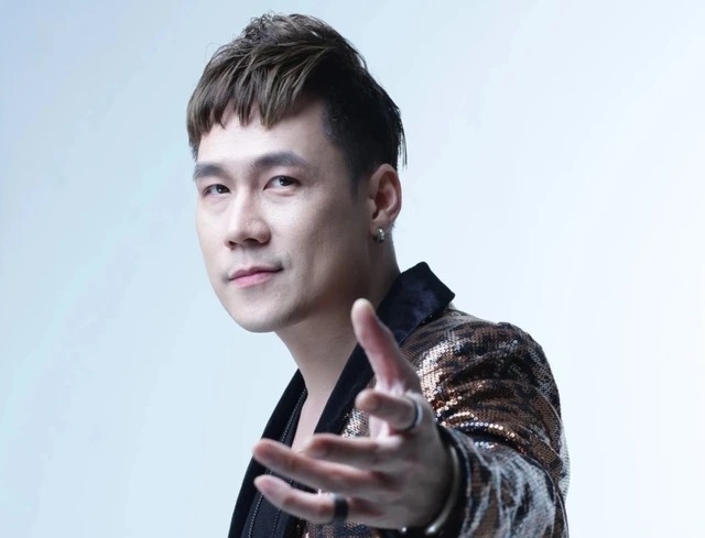 Khánh Phương cho biết trong năm qua, công việc và cuộc sống bị ảnh hưởng khá nhiều trước thông tin vợ anh bị tạm giữ. Sau thời gian xử lý, nam ca sĩ cho biết hiện tại mọi thứ dần đi vào ổn định. Tuy nhiên theo giọng ca Chiếc khăn gió ấm, sau sự việc, cát sê đi diễn của anh không hề bị ảnh hưởng. Anh khẳng định nhiều năm làm nghề, mức cát sê chỉ theo hướng ngày càng tăng chứ chưa từng bị giảm. (Theo: Thanh Niên)