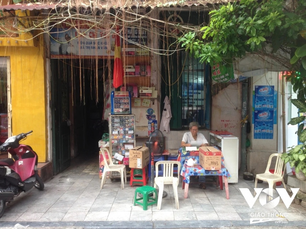 Lời nói đùa vui vẻ nhưng cũng là hiện thực, khi ở bất cứ vỉa hè, ngõ nhỏ nào cũng có thể tìm thấy một quán nhỏ, với dăm ba cái ghế gỗ, ghế nhựa phục vụ món đồ uống bình dân và quá đỗi quen thuộc ấy. Rất nhiều người trên phố chỉ mở một quán nước nhỏ trước cửa nhà, như một thú vui và cho thêm chút thu nhập lúc tuổi già. Mặc dù căn nhà giữa phố, mặt tiền như vậy rất có giá trị...