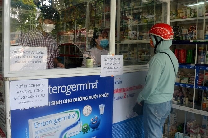 Trước khi mạng xã hội phổ biến thì người bệnh chỉ cần ra nhà thuốc kể tình trạng bệnh với người bán thuốc, từ đó mua các loại thuốc về để tự trị bệnh cho mình (Ảnh minh hoạ: CDC Hà Tĩnh)