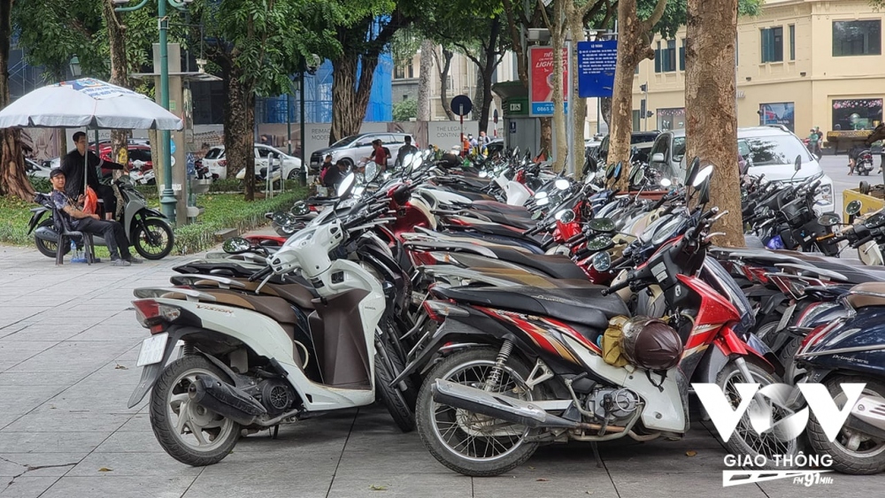 Điểm trông giữ xe khu vực vườn hoa Nhà hát lớn cũng chiếm dụng hết phần vỉa hè và đường đi của vươn hoa. Điều đáng nói, bãi xe này không hề được cấp phép mà vẫn tồn tại nhiều năm qua