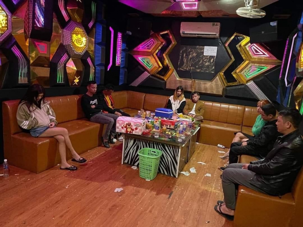 Lực lượng chức năng phát hiện các đối tượng sử dụng ma túy trong phòng hát karaoke