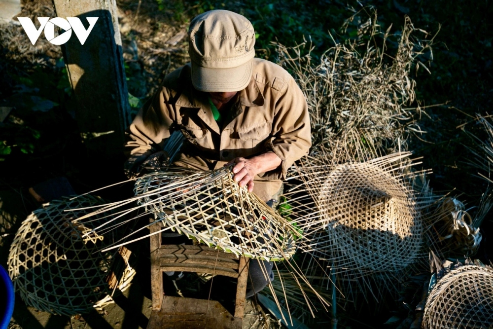 Nung An ethnic people preserve unique craft of making conical hats