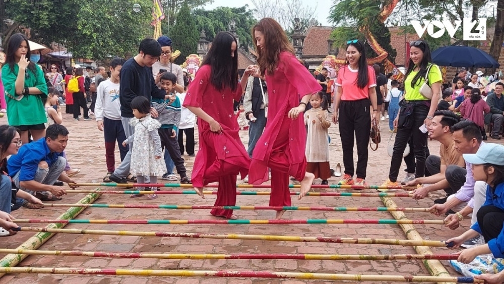 “We hope that through the programme, we recreate the Vietnamese Tet space of Duong Lam Ancient Village in particular and residents of the northern Delta in general, so as to popularize traditional cultural values among international friends, and at the same time to preserve the tradition for future generations,” says Tran Anh Tuan, Secretary of the Son Tay Town Party Committee.