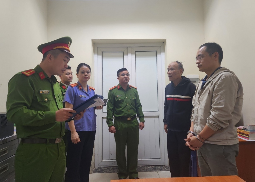 Cơ quan Cảnh sát điều tra Công an thành phố Đà Nẵng tống đạt các quyết định đối với Nguyễn Văn Nam.