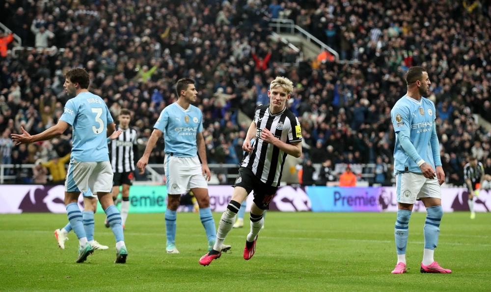Chỉ 2 phút sau, Anthony Gordon tiếp tục ghi bàn và Newcastle dẫn ngược 2-1. (Ảnh: Reuters)
