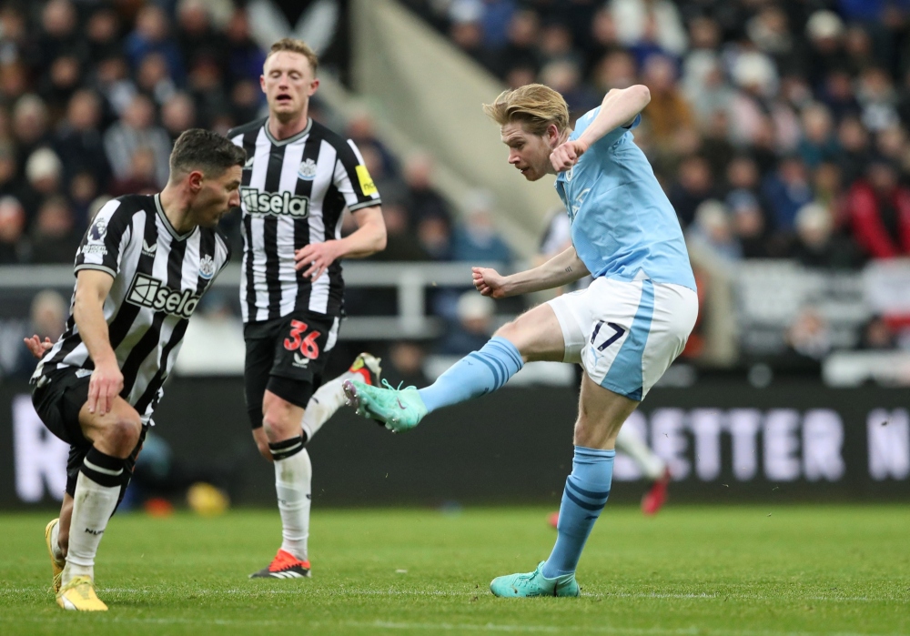 Kevin De Bruyne tung cú sút chìm hiểm hóc, đưa trận đấu trở về vạch xuất phát. (Ảnh: Reuters)