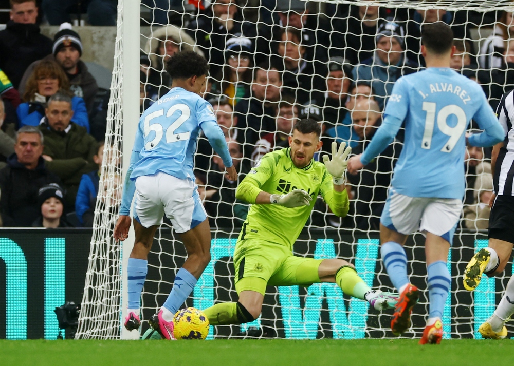 Phút 90+1, Kevin De Bruyne thực hiện pha kiến tạo để Oscar Bobb ghi bàn ấn định thắng lợi 3-2 cho Man City. (Ảnh: Reuters)