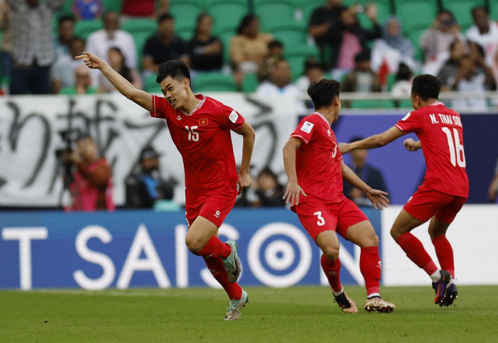 Đình Bắc ăn mừng bàn gỡ hòa 1-1 (Ảnh: Reuters).