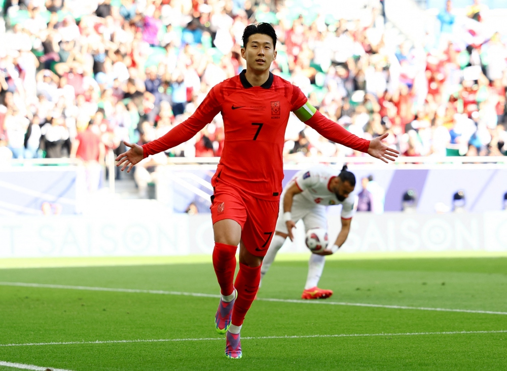 Son Heung-Min ăn mừng bàn thắng đầu tiên của mình ở Asian Cup 2023 (Ảnh: Reuters).