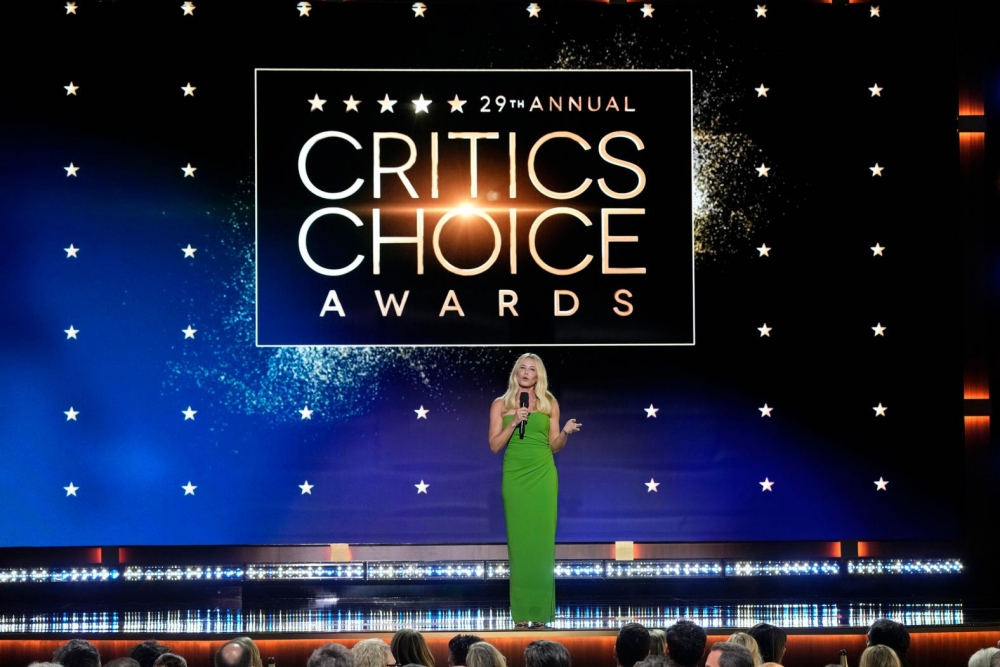 Người dẫn chương trình Chelsea Handler mở màn chương trình. 
