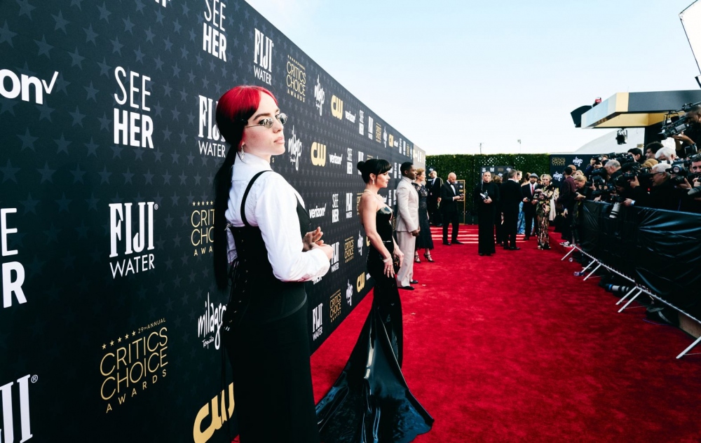 Billie Eilish bước trên thảm đỏ trước buổi trao giải thưởng.