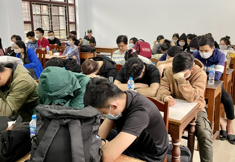Hàng trăm đối tượng liên quan đường dây cho vay lãi nặng được Công an TP Đà Nẵng
triệu tập làm việc.