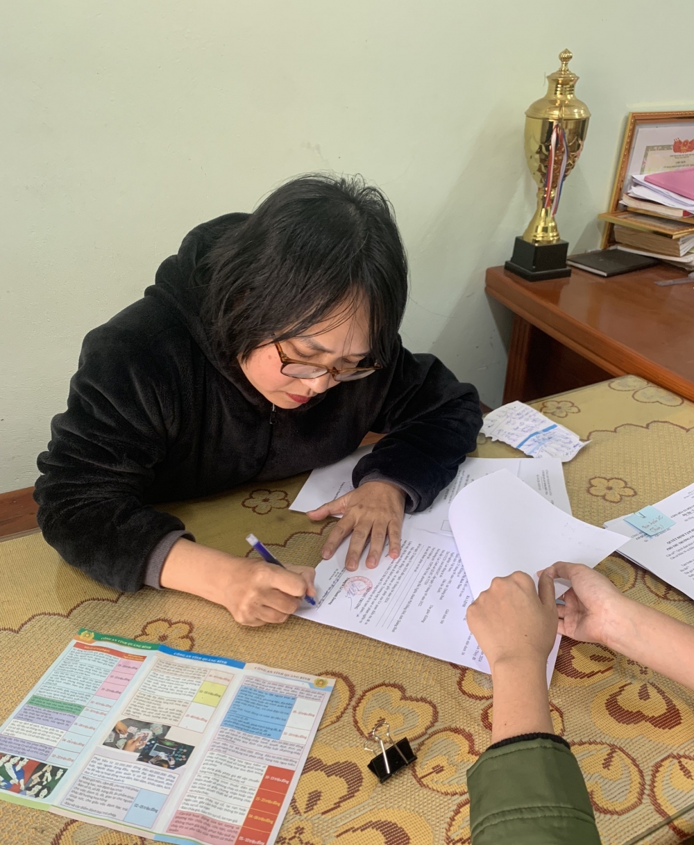 Đinh Thị Bích Thủy ký vào biên bản phạm tội.