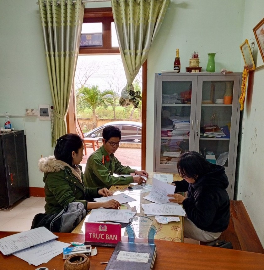 Cơ quan An ninh điều tra làm việc với Đinh Thị Bích Thủy (ngoài cùng bên phải).