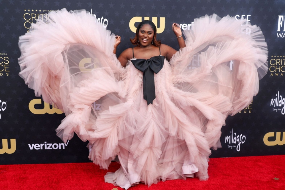 Danielle Brooks tạo dáng trên thảm đỏ.
