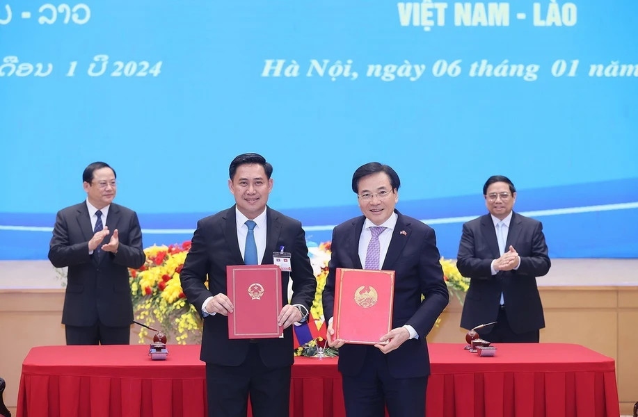 Bộ trưởng, Chủ nhiệm Văn phòng Chính phủ Việt Nam Trần Văn Sơn và Bộ trưởng, Chủ nhiệm Văn phòng Phủ Thủ tướng Lào Alounxai Sounnalath ký Bản ghi nhớ về kế hoạch hợp tác giữa hai Văn phòng giai đoạn 2024 - 2025. (Ảnh: TTXVN)