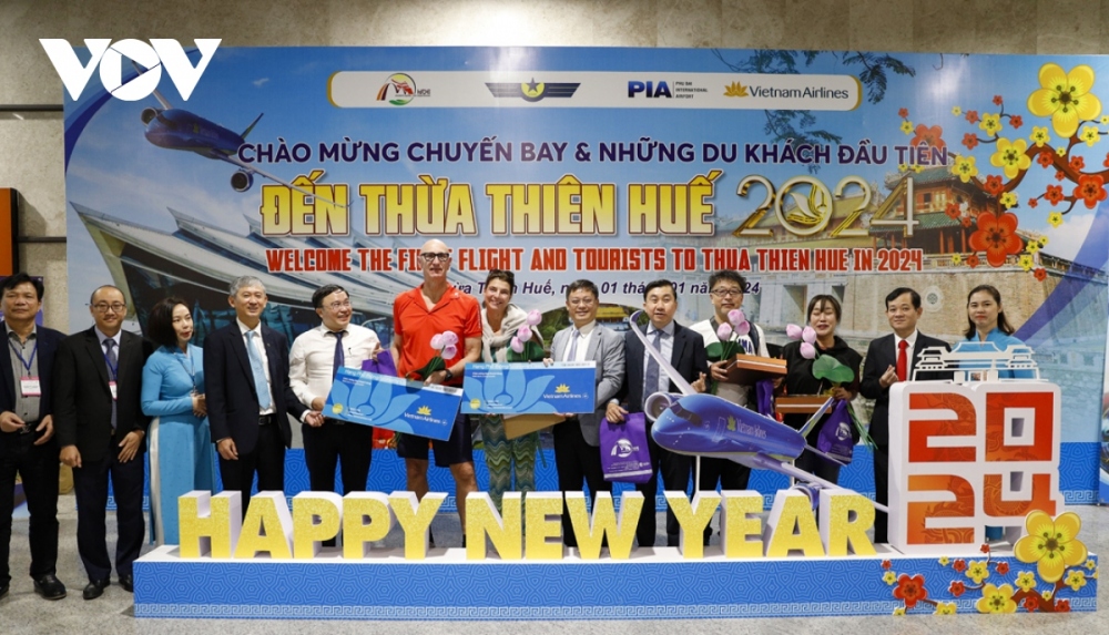 The first group of passengers is welcomed at Phu Bai International Airport.