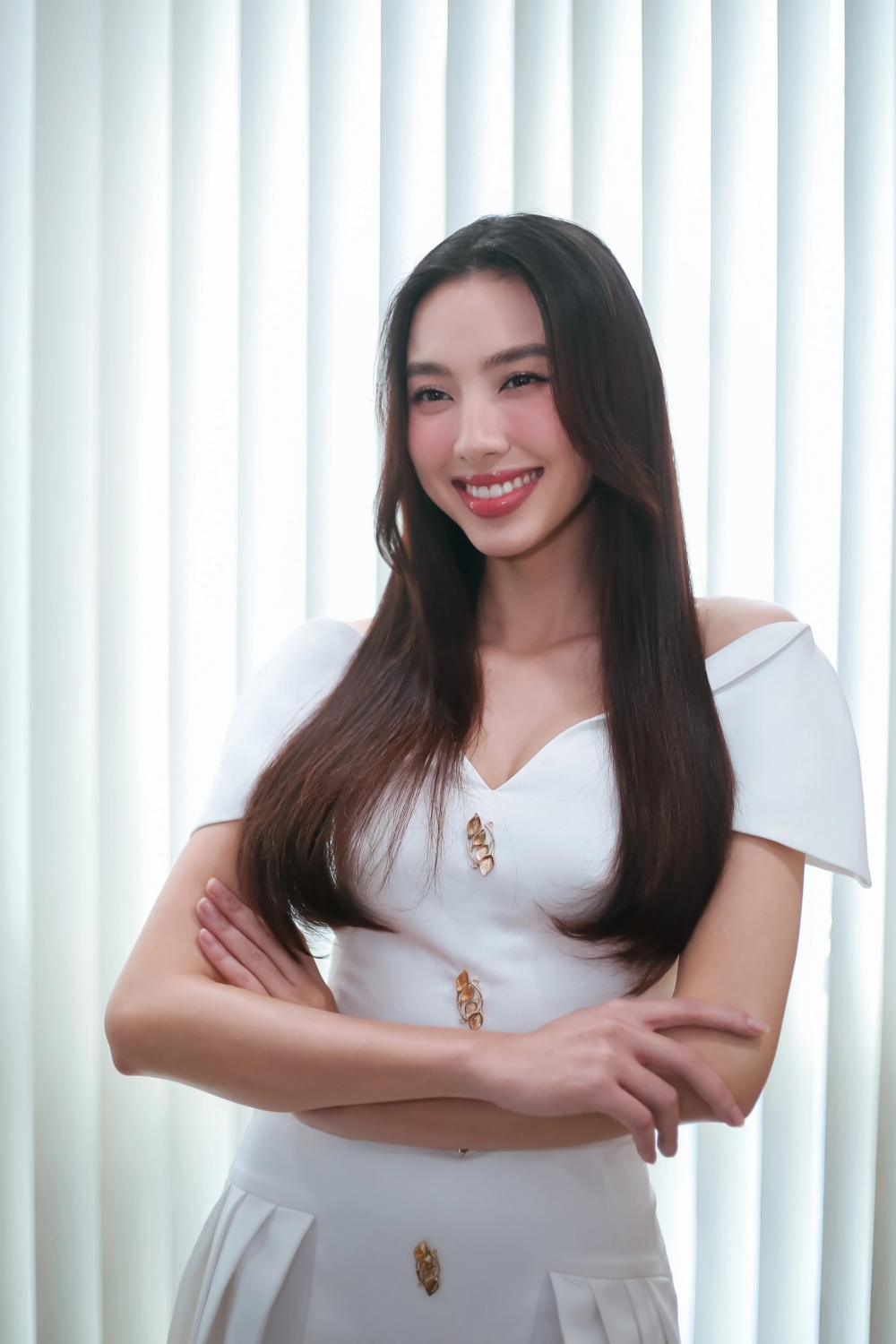 Thùy Tiên cho biết cô cảm thấy sợ mỗi khi đọc được những tin đồn về thu nhập của mình đồng thời khẳng định chưa bao giờ kiếm được những con số như thế. Hoa hậu Hòa bình Quốc tế 2021 thẳng thắn phủ nhận thông tin kiếm được 70 tỉ đồng hay 240 tỉ đồng sau khi giành được vương miện. Cô khẳng định: "Tôi xin đính chính những tin đồn đó là sai sự thật, từ đó đến giờ tất cả những tin đồn về thu nhập của tôi đều không đúng. Tôi không lên tiếng vì dù tôi có nói gì thì mọi người cũng cho rằng tôi nói xạo nhưng thật sự thu nhập của tôi không đến con số như thế, chắc chắn làm sao mình làm được con số đó. Lần gần nhất khi tôi thấy bài viết nói về tin đồn thu nhập của mình, tôi đã thấy sợ rồi và bình luận thẳng vào bài đó rằng "Mong được sống bình yên mỗi ngày" nhằm phủ nhận thông tin trên. Nhưng sau đó bài bị xóa và mọi người không biết tôi đã từng bình luận". (Nguồn: Thanh niên)