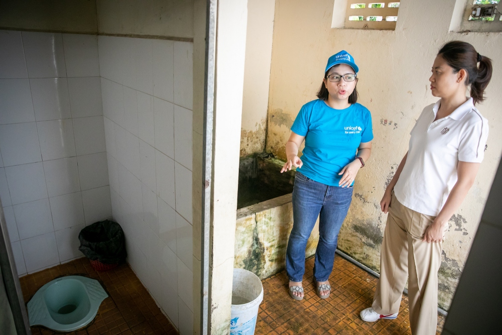 Đại diện UNICEF và Masterise khảo sát tình hình nhà vệ sinh tại các trường học tỉnh Sóc Trăng