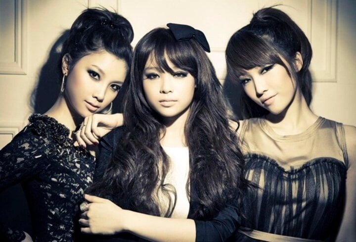 Ít ai biết, 3 hot girl đình đám là Emily, Hạnh Sino và Huyền Baby từng thành lập nhóm nhạc nữ mang tên B.sily. Thời điểm đó, cả ba đã dành thời gian để tập luyện với mong muốn thoát khỏi định kiến “hot girl đi hát”. Với đường hướng phát triển là trở thành một nhóm nhạc nữ trẻ trung, năng động và quyến rũ, nhóm từng muốn tạo dựng cho mình một bản sắc riêng để không bị nhầm lẫn. Dù không đồng hành trên con đường ca hát, nhưng đến hiện tại, tình bạn của họ vẫn không thay đổi. Cả 3 người đẹp hiện đều thành công, xinh đẹp và giàu có. (Theo: VTC News)