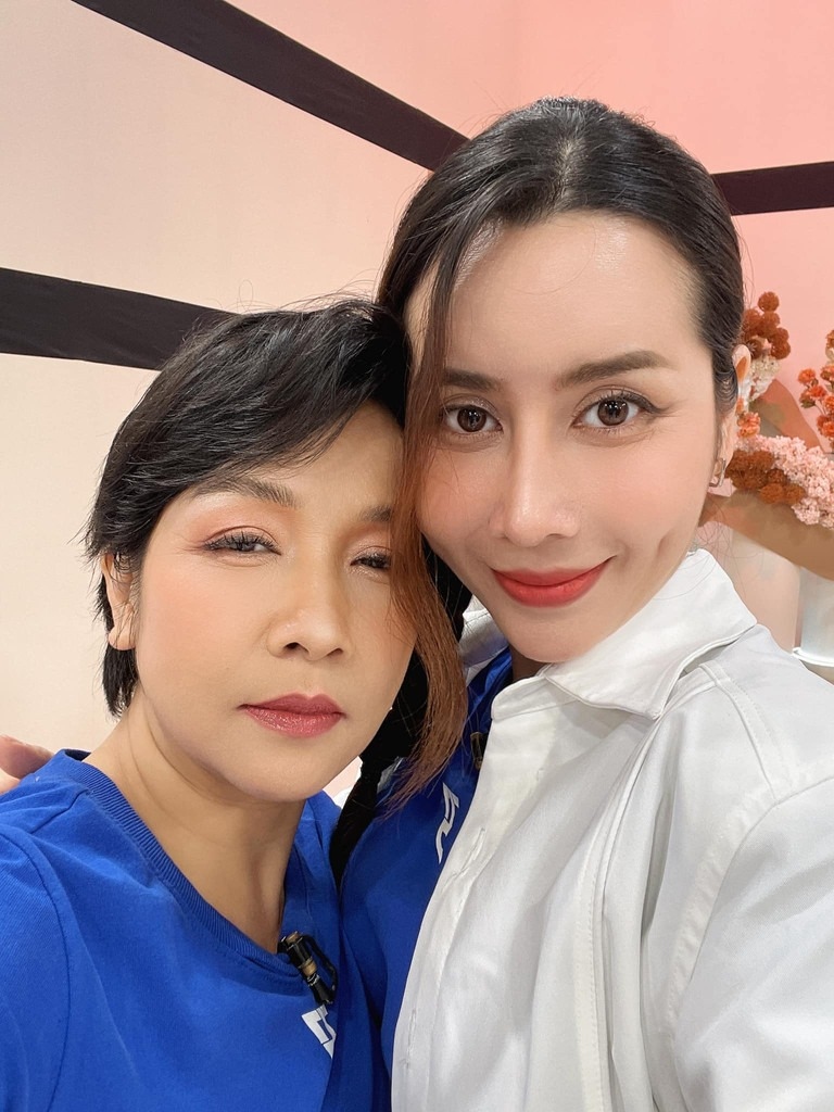 Ngày 3/1, Mỹ Linh viết trên trang cá nhân tâm sự dài khi tham gia Chị đẹp đạp gió rẽ sóng thể hiện suy nghĩ, tình cảm với Lưu Hương Giang và Phương Vy sau khi lập nhóm và tham gia ở công diễn 4. Trong bài viết của mình, Mỹ Linh tình cờ nói về việc Lưu Hương Giang chia sẻ việc mình và Hồ Hoài Anh quyết định chia tay, làm bạn cùng nuôi dạy các con. "Nhớ Tết năm rồi, Giang đi cùng chồng cũ đưa các con đến nhà chị Linh, anh Quân chơi. Mình nhìn Giang ánh nhìn thay cho câu hỏi? Giang bảo chúng em quyết làm bạn chị ạ, cùng nhau nuôi dạy các con nên người", nữ diva kể. (Theo: Vietnamnet)