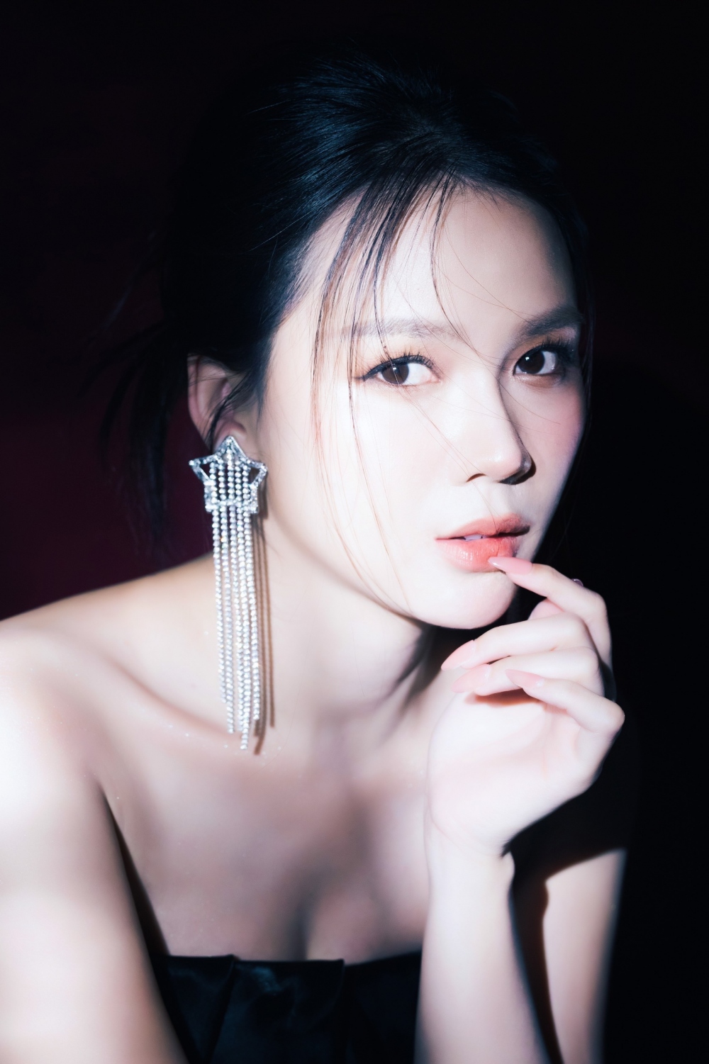 Trong bộ ảnh mới, Sam gây ấn tượng bởi nhan sắc trẻ trung, xinh đẹp dù đang mang thai. Cô cho biết niềm hạnh phúc khi được làm mẹ giúp bản thân trong trạng thái vui vẻ, thoải mái. Nhờ đó, diễn viên Gia đình là số 1 giữ được vẻ tươi tắn. Chia sẻ về cuộc sống hiện tại, người đẹp 9X nói: “Không có niềm hạnh phúc nào bằng việc mình đang mang trong bụng một đứa con. Từ sau khi kết hôn, tôi cảm thấy mình may mắn lắm. Mấy hôm nay, tôi bắt đầu đi sắm đồ, chuẩn bị mọi thứ để đón cái Tết với nhiều trải nghiệm đặc biệt”. (Theo: Thanh Niên)