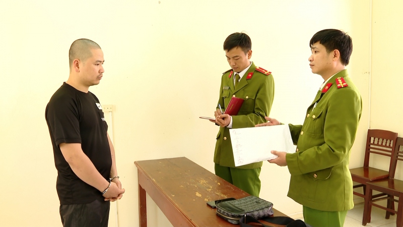 Đối tượng Nguyễn Thành Công được đưa về trụ sở Công an huyện Kim Sơn để phục vụ công tác điều tra
