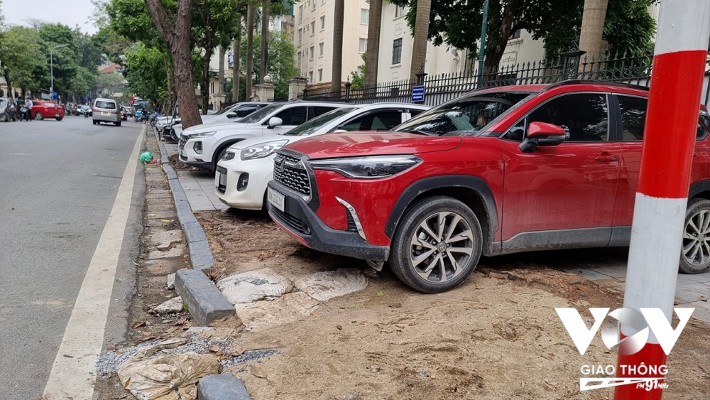 Khu vực phố Triệu Quốc Đạt, vỉa hè “vỡ nát” dưới lốp bánh xe. Bãi xe này đã được mọc lên từ nhiều năm nhưng không hiểu vì sao vẫn không bị cơ quan chức năng quận Hoàn Kiếm xử lý