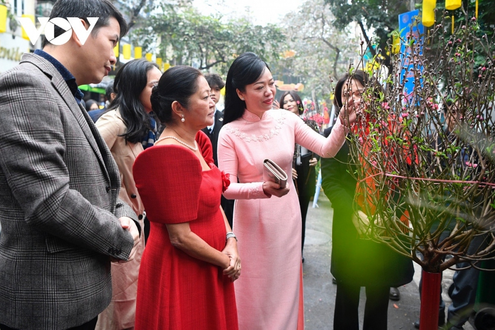 First Lady of the Philippines visits age old flower market in Hanoi