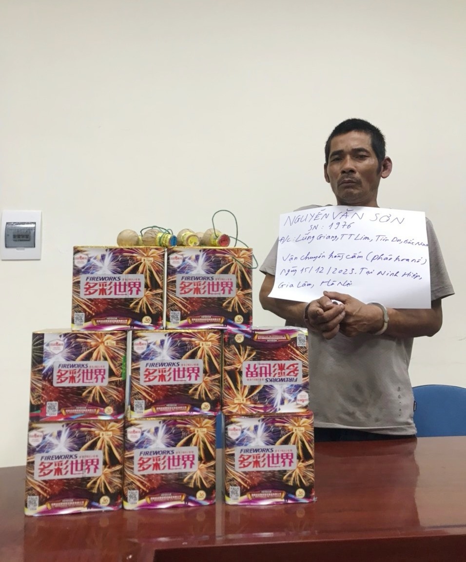 Nguyễn Văn Sơn bị Công an huyện Gia Lâm, Hà Nội bắt giữ khi đang vận chuyển trái phép pháp nổ
