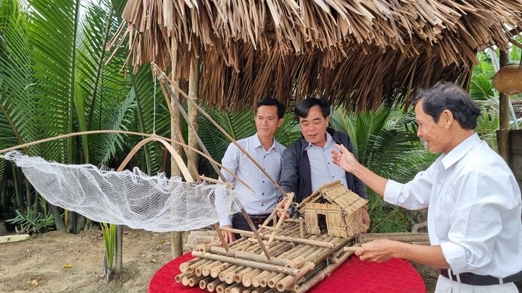 Ông Phạm Trọn (bên phải) chia sẻ về cách làm bè rớ