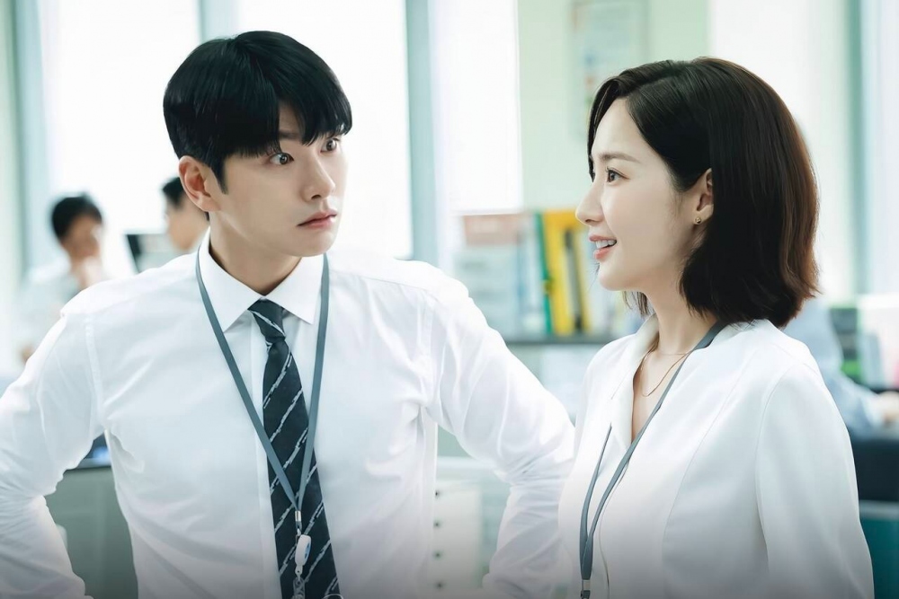 Lee Yi Kyung và Park Min Young trong phim