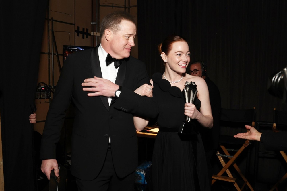 Brendan Fraser bước vào hậu trường cùng Emma Stone, người đoạt giải nữ diễn viên chính xuất sắc nhất cho phim "Poor Things". 