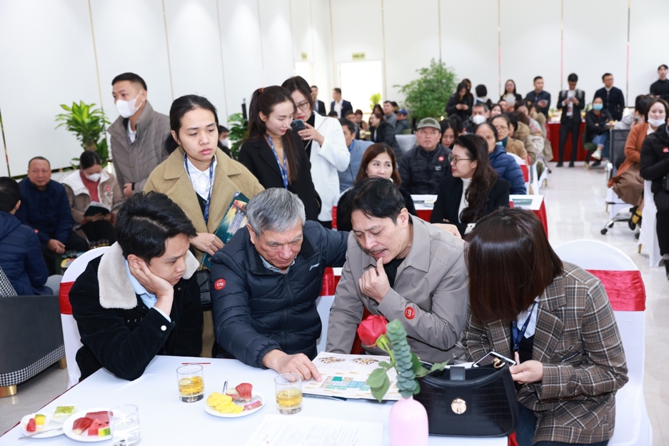 Khách hàng quan tâm và lựa chọn các căn hộ thuộc bộ sưu tập bất động sản dòng tiền tại dự án Grand SunLake