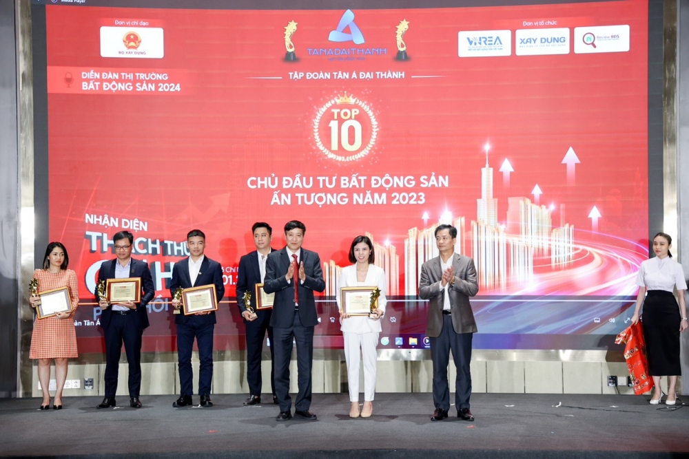 Đại diện Tập đoàn Tân Á Đại Thành vinh dự nhận giải thưởng Top 10 chủ đầu tư Bất động sản ấn tượng năm 2023