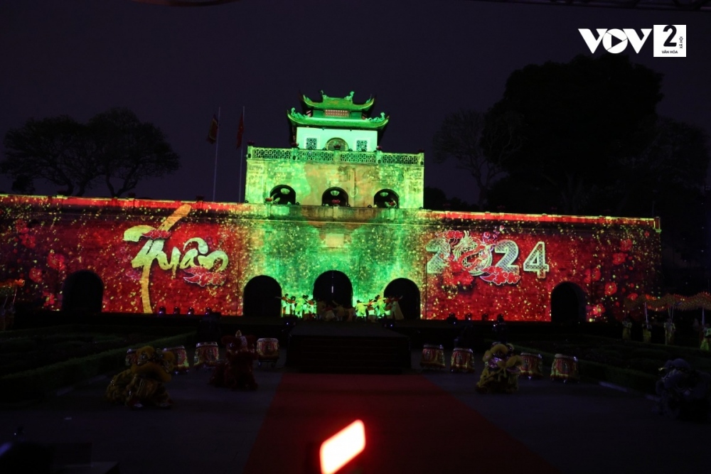 Chương trình sử dụng công nghệ 3D mapping bao gồm 3 phần: Hào khí Thăng Long, Văn hóa ngàn năm, Việt Nam rạng ngời, được dàn dựng công phu với nhiều tiết mục đặc sắc chào đón Xuân Giáp Thìn.