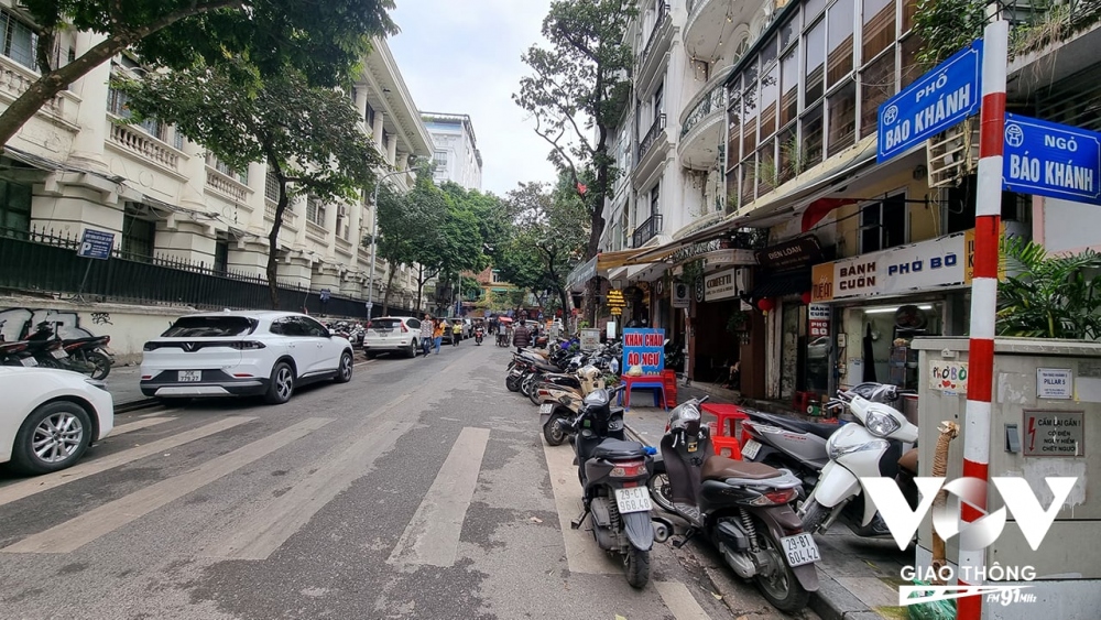 Vỉa hè, lòng đường khu vực phố Bảo Khánh từ lâu nay đã chẳng còn dành cho người đi bộ. Thay vào đó là hàng quán, nơi gửi xe của khách để vào các nhà hàng, quán ăn