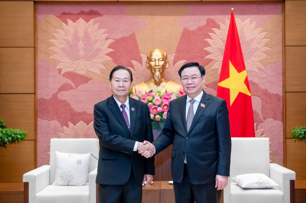 Chủ tịch Quốc hội Vương Đình Huệ và Phó Chủ tịch Quốc hội Lào Chaleun Yiapaoher
