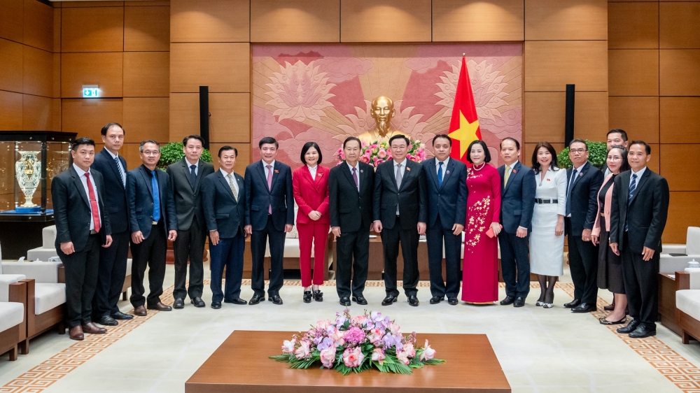 Chủ tịch Quốc hội Vương Đình Huệ và Phó Chủ tịch Quốc hội Lào Chaleun Yiapaoher cùng các đại biểu chụp ảnh lưu niệm