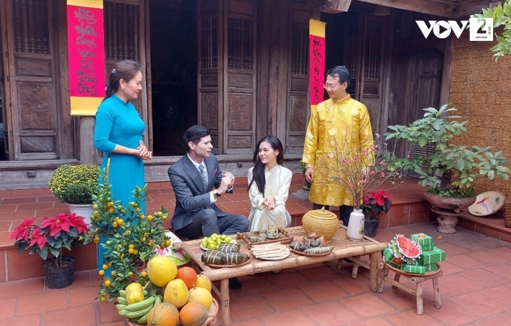 In particular, visitors are also introduced to traditional rituals and customs during the traditional Tet holiday of Vietnamese people, such as the New Year’s Eve party, lucky money giving, carp release, and Tet cake making.