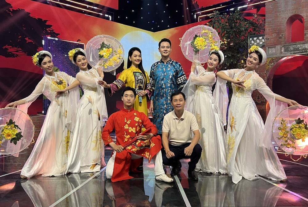 Nhạc sĩ, nhà nghiên cứu âm nhạc Nguyễn Quang Long (ngồi bên phải) và các nghệ sĩ thể hiện tác phẩm của anh