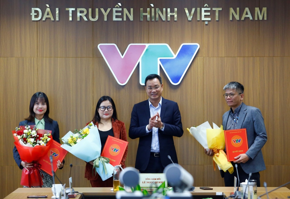 Tổng Giám đốc Đài THVN Lê Ngọc Quang trao quyết định bổ nhiệm cho các lãnh đạo Thời báo VTV.
