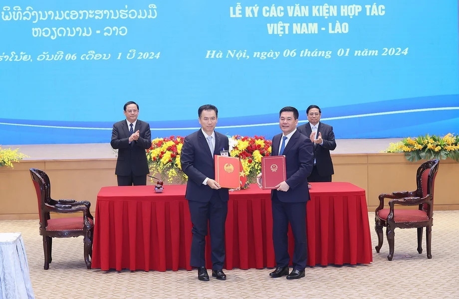 Bộ trưởng Bộ Công Thương Việt Nam Nguyễn Hồng Diên và Bộ trưởng Bộ Công Thương Lào Malaithong Kommasith ký Bản ghi nhớ về phát triển và kết nối hạ tầng thương mại biên giới giữa Chính phủ nước Cộng hòa xã hội chủ nghĩa Việt Nam và Chính phủ nước Cộng hòa Dân chủ Nhân dân Lào. (Ảnh: TTXVN)
