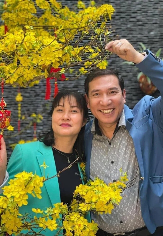 NSƯT Quang Thắng không chỉ gặt hái nhiều thành công trong sự nghiệp mà còn được ngưỡng mộ bởi cuộc sống hôn nhân mặn nồng với bà xã Cao Thanh Hảo, kém 11 tuổi.  Cả hai kết hôn vào năm 2002 và hiện có 3 người con, gồm 2 gái và một trai. Vợ "Táo Kinh tế" từng có thời gian công tác tại thư viện Hải Phòng nhưng sau khi sinh con trai út, cô quyết định ở nhà để chăm sóc gia đình. Vợ con Quang Thắng sống ở Hải Phòng còn nam nghệ sĩ sống ở Hà Nội để thuận tiện cho công việc. (Nguồn: VTC News)