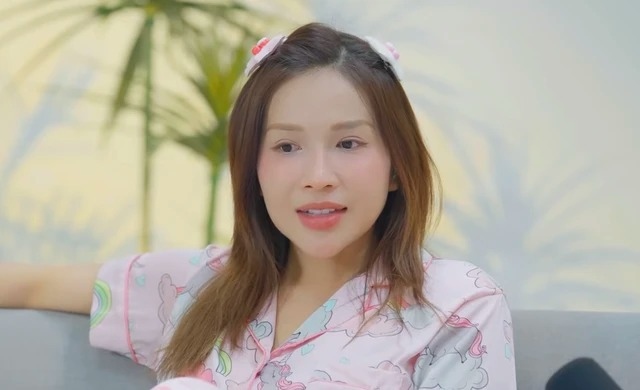 Chia sẻ quan điểm về chuyện tình cảm trong chương trình phát trên YouTube của diễn viên Ngọc Phước, Khả Như cho rằng nếu sống một mình vẫn ổn, vẫn hạnh phúc thì “tội tình gì cứ phải chạy theo chuyện phải có người yêu". “Bạn không cần phải nắm tay ai bước vào bữa tiệc thì mới lung linh đâu. Hãy bước vào như một nữ hoàng, bạn có quyền lung linh kể cả khi bạn độc thân và xứng đáng hạnh phúc với điều đó", cô bày tỏ. (Theo: Thanh Niên)